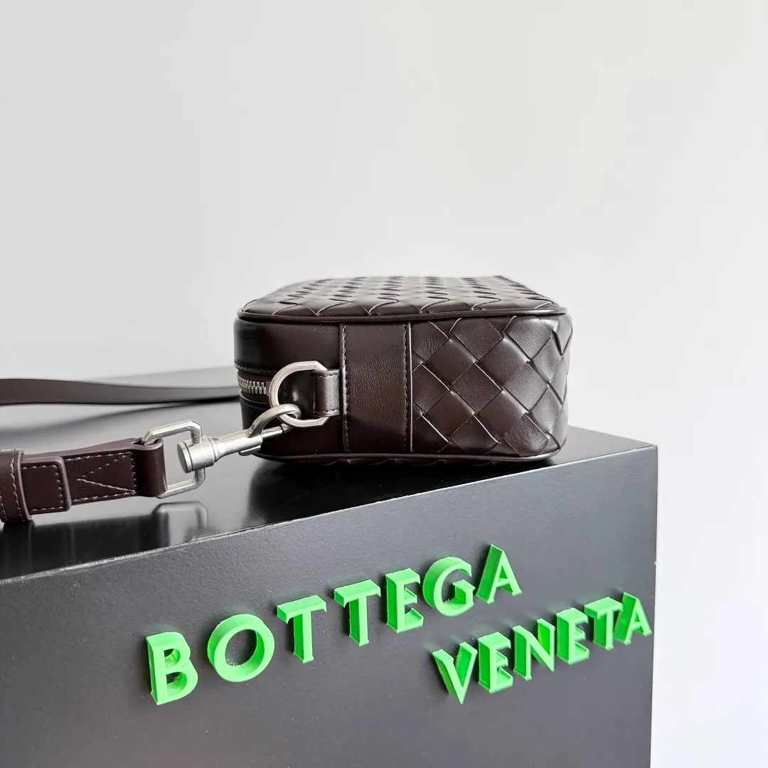 Batch 1820 BOTTEGA VENETA small INTRECCIATO woven camera bag This bv classic camera bag is a further evolution of classic woven technology, combining practicality and fashion, perfectly meeting multi-purpose needs! Classic leather handmade. Lightweight and large capacity. The shoulder strap is removable and adjustable. In addition to being worn cross-body, it can also be placed in the suitcase as a toiletry bag. It is very convenient for daily storage and classification. It also has hanging accessories to show your personality. No matter how complicated the world is, as long as you have a bag with you, everything will become better. Style number: 755923 Size: 24.5*15*6cm